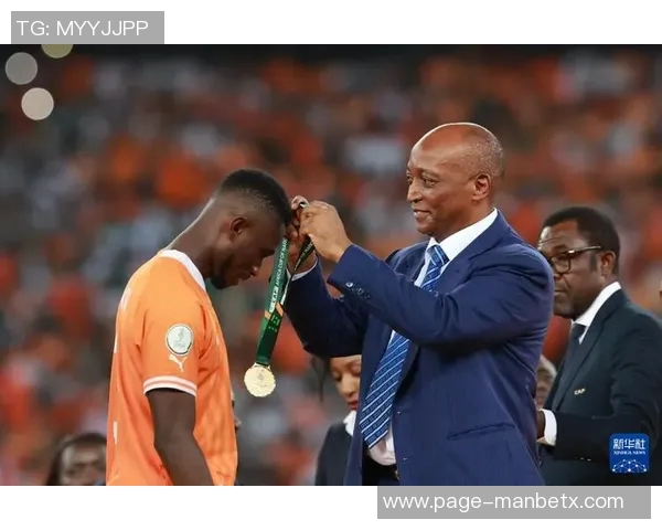 姆巴佩亲临非洲足球盛宴与非洲足联主席莫特塞佩同框合影留念