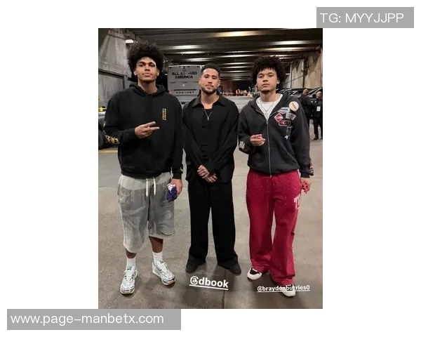 布克赛后与模仿者中国布克亲密合影赠送签名球衣展现友谊与支持